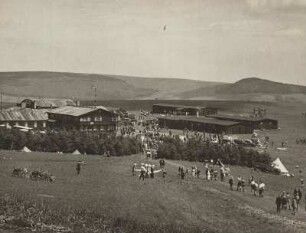 Gipfel der Wasserkuppe in der Rhön. Blick auf die Schutzhäuser und Fliegerhallen