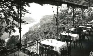 Lohmen. Bastei-Gaststätte. Überdachte Sonnenterrasse. Blick nach Westsüdwest zum Wartturm und Elbtal (abwärts)