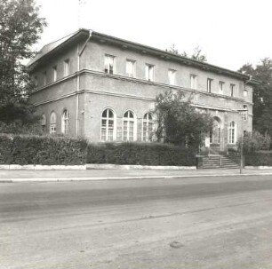 Dresden-Südvorstadt, Einsteinstraße 2. Gemeindehaus der Lukaskirche (1936). Straßenansicht