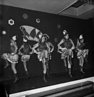 Karneval: Hotel Oldesloer Hof, Saal: Prunksitzung: Veranstalter Oldesloer Männerchor von 1844, Oldesloer Singakademie von 1946: Bühne: Auftritt der Mädchengarde mit Tanzmariechen Ursula Vüllers, bei Tanz "CanCan", 20. Februar 1971