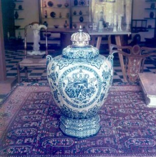 Delft (Niederlande), Rotterdamseweg 196. De Koninklijke Porceleyne Fles. Ausstellungsraum. Ein Einzelstück ist diese Vase, hergestellt zum 50. Geburtstag von Königinmutter Emma (1908)