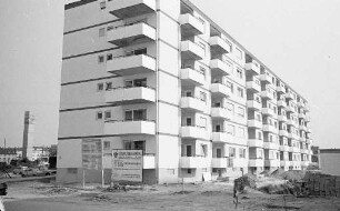 Baufertigstellung eines Wohnblocks der Gemeinnützigen Gesellschaft mbH Sparkassen-Wohnbau Baden-Pfalz zwischen Welfen- und Ebertstraße im Beiertheimer Feld.