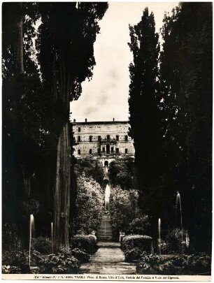 Villa d’Este, Tivoli: Ansicht durch Zypressenallee
