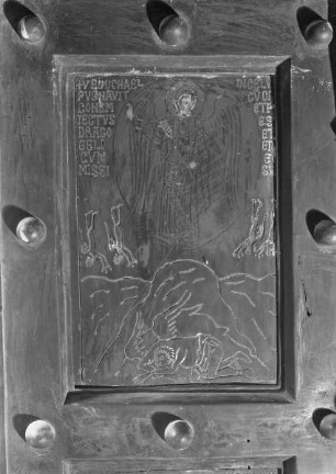 Tür des Hauptportals, linke Seite, Detail: der Erzengel Michael stürzt den Satan (Tafel 1)
