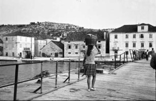Trogir: Stadtansicht, Mädchen trägt Korb auf Kopf