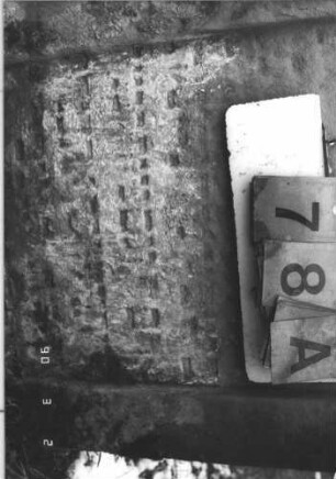 Grabstein 78 (Index: 99608762) Material: Sandstein Zustand: sehr stark verwittert mit sehr großem Textverlust Maße HxBxT: 130x66x15 cm Beschreibung: Stele mit geschwungenem Rundbogen, vertiefter Textteil in gleicher Form: Grabstein 78A
