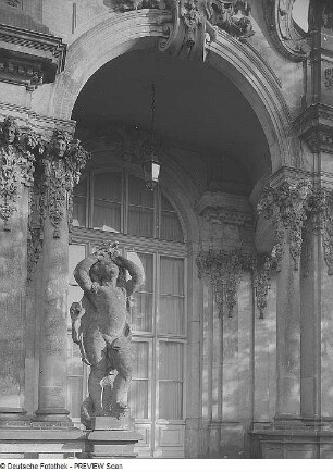 Putto mit Taube. Sandstein (1701/1800?). Dresden: Zwinger