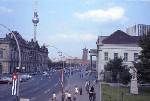 Berlin: Ost; Unter den Linden; Zeughaus und Fernsehturm