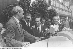 Dresden. Tag der Internationalen Brigaden. Heinrich Rau (Spanienkämpfer, Offizier der Internationalen Brigaden, Mitglied der DDR-Regierung) (2. von rechts), Juli 1952