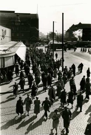 Hamburg, Mönckebergstraße. Blick zum Hauptbahnhof, vorn die Straße "Lange Mühren"