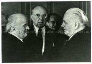 Wilhelm Pieck mit Ernst Legal und Johannes R.Becher