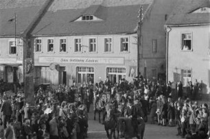 Osterreiter in Wittichenau. Osterritt in der Stadt. : Křižerjo w Kulowje. Procesion přez město.