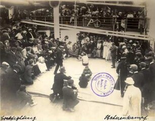 Passagierdampfer Cleveland. Bordspiele (Hahnenkampf) an Deck