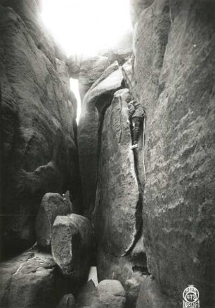 Sächsische Schweiz, Schrammsteine. Falkenstein. Seilschaft Paul Illmer am Oberen Reitgrat des Schusterweges (III)