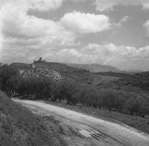 Cefalà Diana, Blick auf Ort und normannisches Kastell