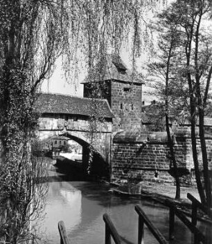 Nürnberg. Brücke über die Pegnitz. Ansicht mit Hübnerstor (Kasemattentor)
