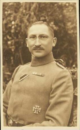 [Portraitaufnahme Mann mit Brille]