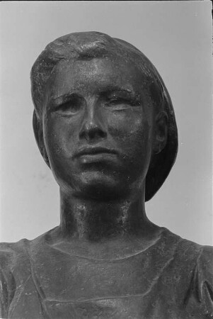 Traktoristin : Traktoristin. Bronze (1953; W. Arnold). Bruststück