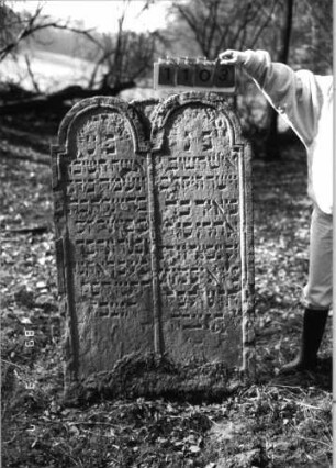 Grabstein 1103 (Index: 99753281) Material: Sandstein Zustand: abgeblättert mit Textverlust Maße HxBxT: 142x87x10 cm Beschreibung: Doppelstele, zwei Schriftfelder: Grabstein 1103