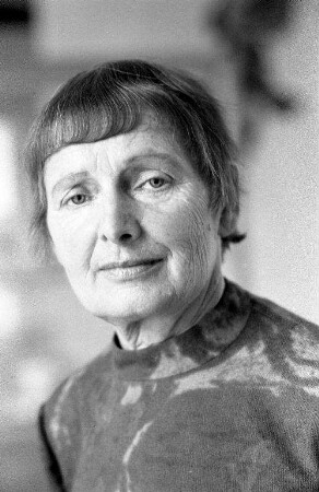 Ausstellung der Keramik-Künstlerin Elisabeth Winter-Bonn im Marmorsaal des Karlsruher Schlosses