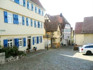 Stadtbild-Schloßstraße im oberen Bereich nach Süden abfallend mit Gebäudebestand in Übersicht (trauf- und giebelständige Häuser in Fachwerk auf steinernem Stock)