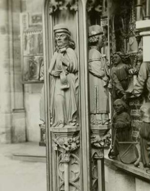 Dinkelsbühl, Georgskirche. Figuren am Sakramentshaus