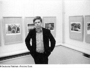 Christian Borchert in seiner Ausstellung anläßlich eines Ausstellungsgespräches, aufgenommen in Neubrandenburg