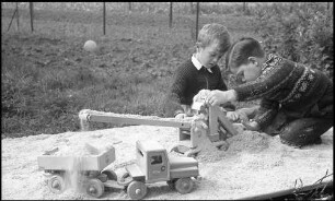 Orschweier: Holzspielzeug Götze, zwei Kinder, Förderband und Lastwagen