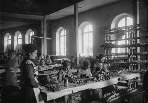 Seiffen, Spielwarenindustrie, Frauen bemalen Spielwaren