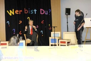 Der Regierende Bürgermeister von Berlin, Klaus Wowereit (Mitte) besucht die Ludwig-Bechstein-Grundschule.