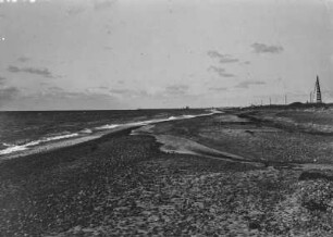 Strand : Blick der Küste entlang, auf der linken Bildseite das Meer.