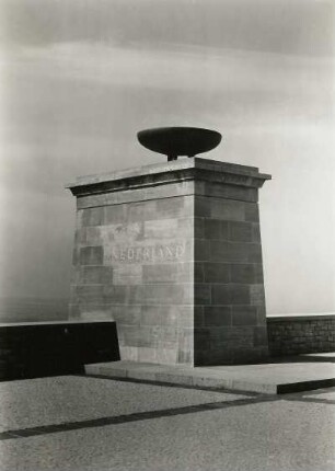 Weimar. Nationale Gedenkstätte Buchenwald auf dem Ettersberg. Straße der Nationen. Pylon mit Flammenschale "Niederlande"