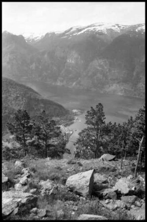 Flåm: Aurlandfjord, von oben auf Aurland und Flussmündung
