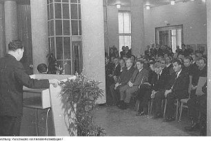 Maler Curt Querner, während einer Veranstaltung zu seinen Ehren, 1966