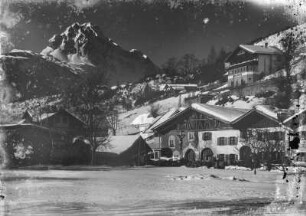 In Mittenwald : Mittenwald. Ortsteilansicht gegen die Wettersteinspitze. Winteraufnahme