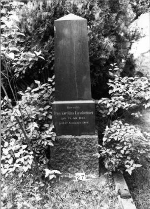 Grabstein 27 (Index: 99804441) Material: Granit Zustand: gut, nur Sockel beschriftet Maße HxBxT: 200x50x28 cm Beschreibung: Obelisk, getreppter Sockel Steinmetz: J. Bechtel, Heidelberg: Grabstein 27
