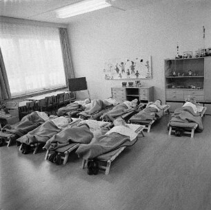 Dresden-Johannstadt, Elisenstraße. Kindergarten. Kinder beim Schlafen im Gruppenraum