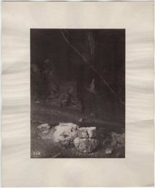 Zimmer 3. Wassertrog (pila), von Thompson hingestellt.