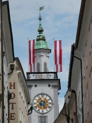 Salzburg, Rathausturm am Kranzlmarkt mit österreichischen Fahnen
