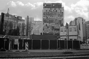 Berlin-Charlottenburg : In Berlin-Charlottenburg, Kurfürsten- Ecke Budapester-Strasse, Wandbild durch Abriss der Grundkreditbank kurzzeitig sichtbar, 1977 von Eduardo Paolozzi während seines daad-Stipendiums geschaffen