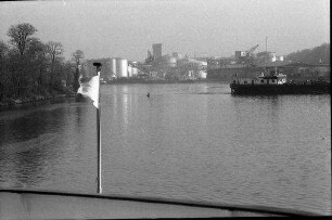 Grenzach, Deutschland: flussaufwärts, Bug mit Fahne