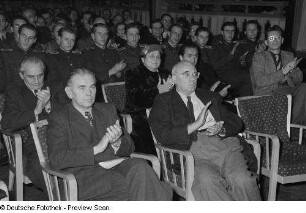 Portrait Johannes R. Bechers im Publikum der Dritten Verlegerkonferenz