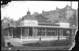 Karlsbad. Stadtpark mit Kurpavillon : Karlsbad. Kurpavillon der Parkkolonnade, auch Gartenkolonnade (1880; F. Fellner, H. Helmer) im Dvořák-Park