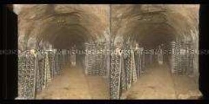 Arbeiter im Keller beim Rütteln der Flaschen, Champagnerfabrik Mercier, Épernay