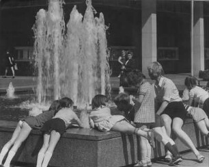 Dresden. Brunnen mit Kindern am Kulturpalast