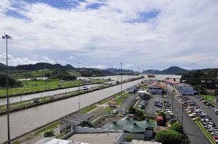 Kanalschleuse Miraflores mit Blick nach Osten : Den 80 km langen Panama-Kanal vom Atlantik zum Pazifik passieren pro Jahr ca. 14.000 Schiffe. An der Miraflores-Schleuse können Besucher die Passage großer Containerschiffe beobachten. Aufgenommen am 15. September 2011