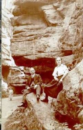 Paar auf Felsen