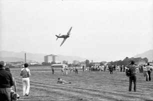 Freiburg: Demonstrationsflug von Captain Haydon-Baillie, London mit seiner Sea Fury