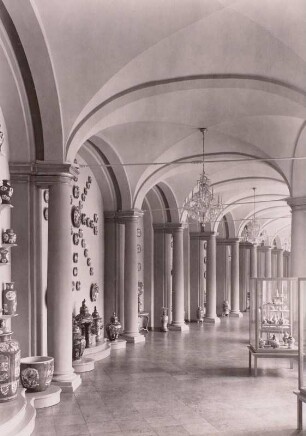 Dresden: Porzellansammlung im Zwinger, Bogengalerie mit chinesischen und japanischen Porzellanen (Neuaufstellung Eröffnung 23. 9. 1962)