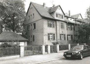 Dresden-Trachau. Wohnanlage mit Zweckbau. Um 1930. Zweckbau und Doppelwohnhaus, Kopernikusstraße 22 b/22. Straßenansicht mit Einfriedung